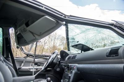 Kirchheim: Pkw faehrt auf der A8 unter Lkw - 4 Verletzte